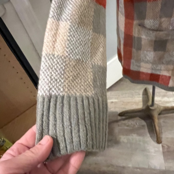 Sweater - Picture 4 of 4